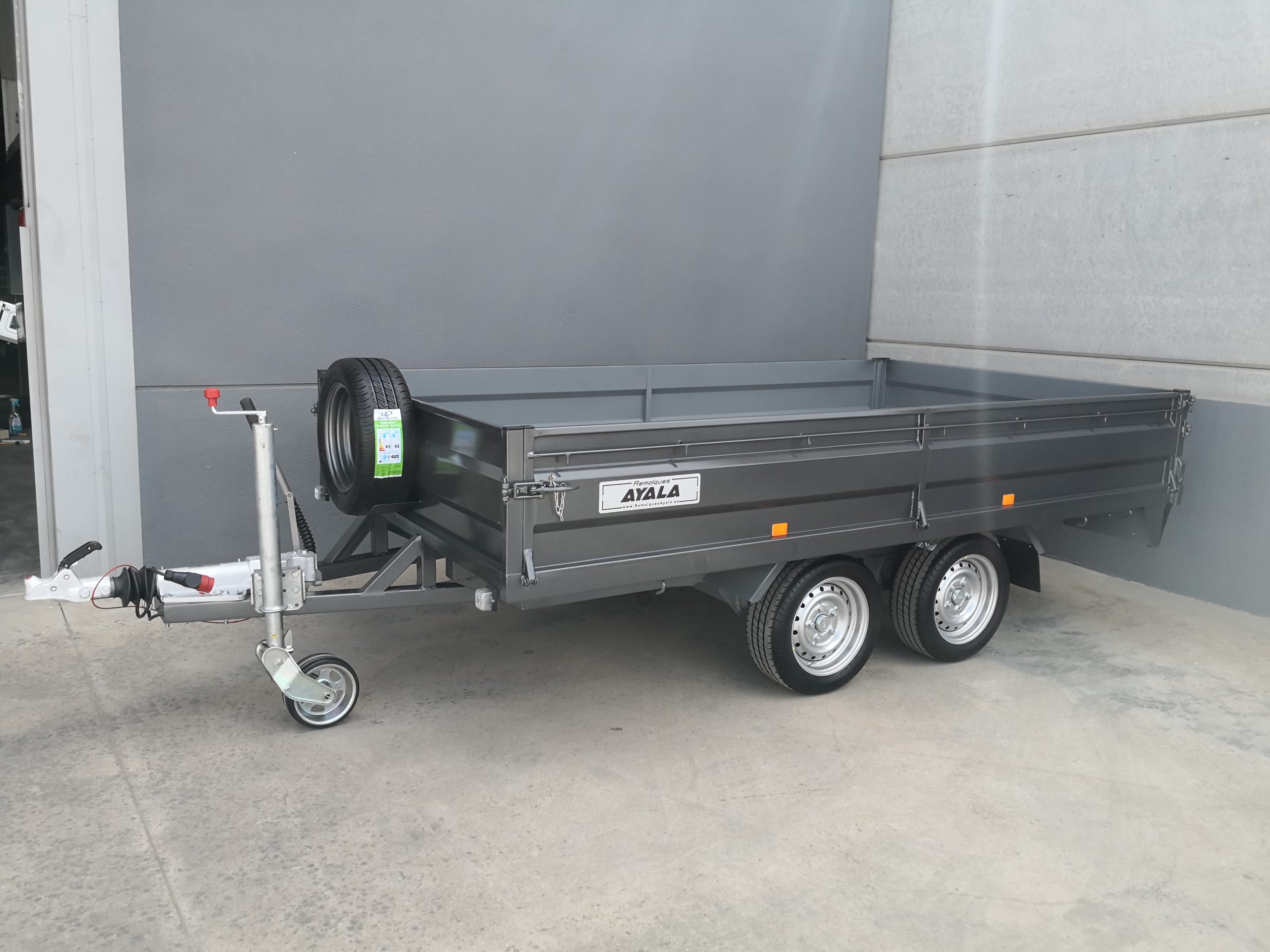 Reboque Porta-Máquinas com Rampas de Subida – MMA 3.500 kg