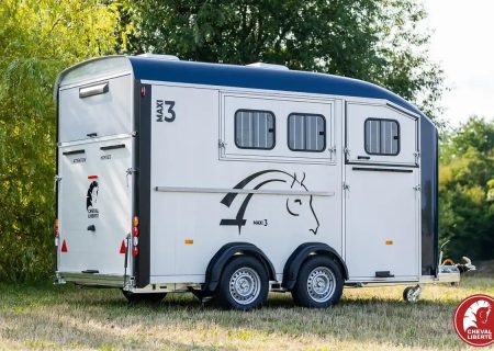 Reboque Van Premium Cheval Liberté para 3 Cavalos com Guadarnês