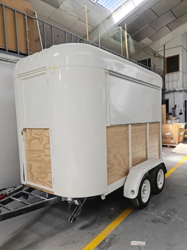 Reboque Food Truck Cafetaria e Hambúrgueres Eixo Duplo
