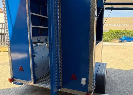 Reboque Food Truck Azul Brilhante Eixo Duplo com Alumínio Diamantado