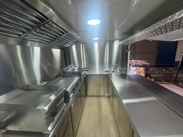 Reboque Food Truck Profissional com Sistema de Exaustão e Lava-Loiça - Image 2