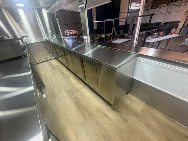 Reboque Food Truck Profissional com Sistema de Exaustão e Lava-Loiça - Image 3