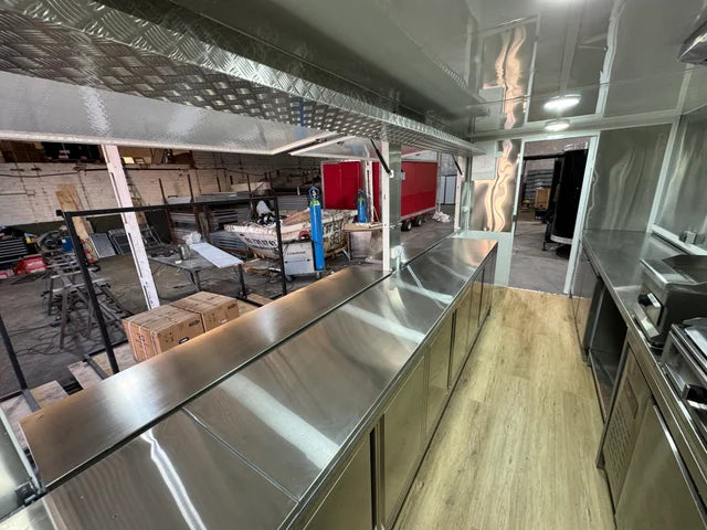 Reboque Food Truck Profissional com Sistema de Exaustão e Lava-Loiça - Image 6