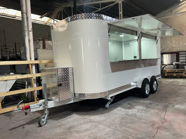 Reboque Food Truck Profissional com Sistema de Exaustão e Lava-Loiça - Image 8