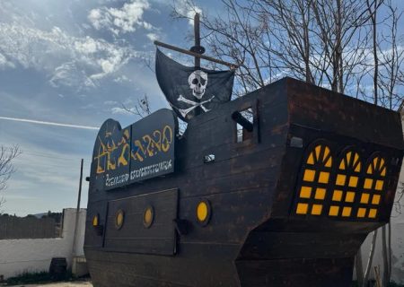 Reboque Food Truck Temático Barco Pirata com Grelhador a Carvão e Balcão Duplo