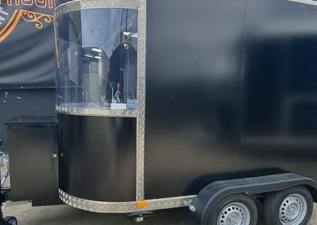 Reboque Food Truck Moderno Preto com Cozinha Equipada e Exaustor