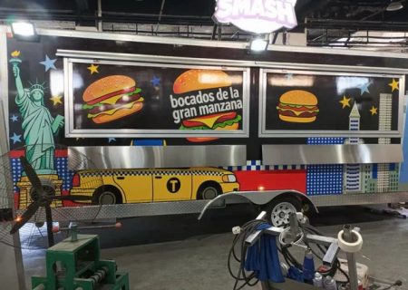 Reboque Loja Comercial Ambulante / Food Truck com Abertura Hidráulica