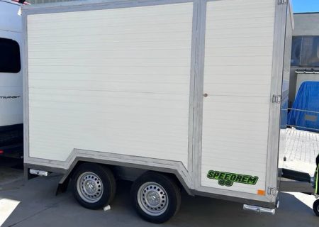 Reboque Loja Ambulante Multiusos com Balcões de Atendimento
