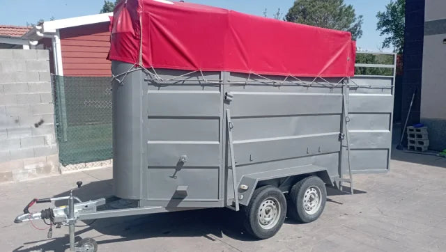 Reboque Ganadeiro Galvanizado com Toldo e Rampa de Carga Traseira - Image 7