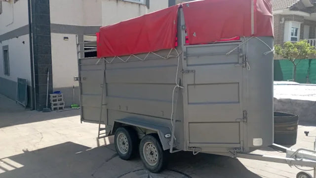 Reboque Ganadeiro Galvanizado com Toldo e Rampa de Carga Traseira - Image 2