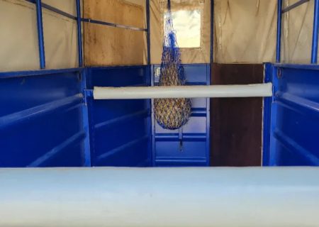 Reboque Van para 1 Cavalo e Meio com Toldo Superior e Eixos Knott