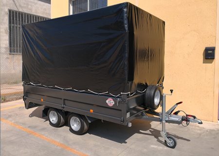 Reboque 2 Eixos com Gradeamento e Toldo Alto com Arcos